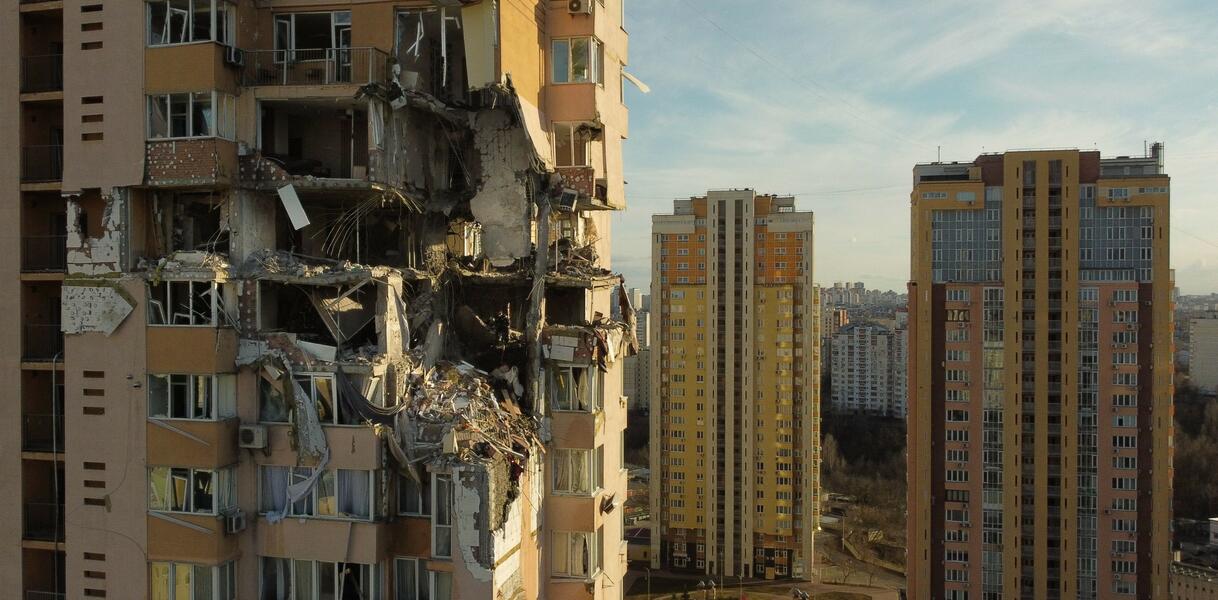 © Hochhaus in der ukrainischen Hauptstadt Kiew nach dem Einschlag einer russischen Rakete (26. Februar 2022)  © AFP via Getty Images